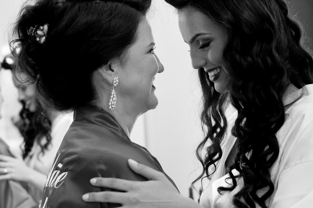 Lindo momento entre mãe e filha no making of da noiva