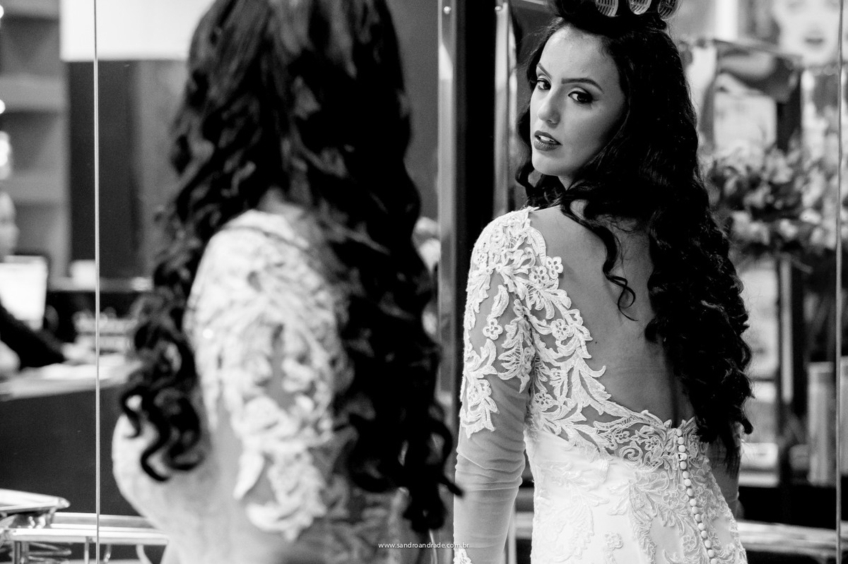 A noiva conferindo se esta tudo certo em seu vestido de noiva