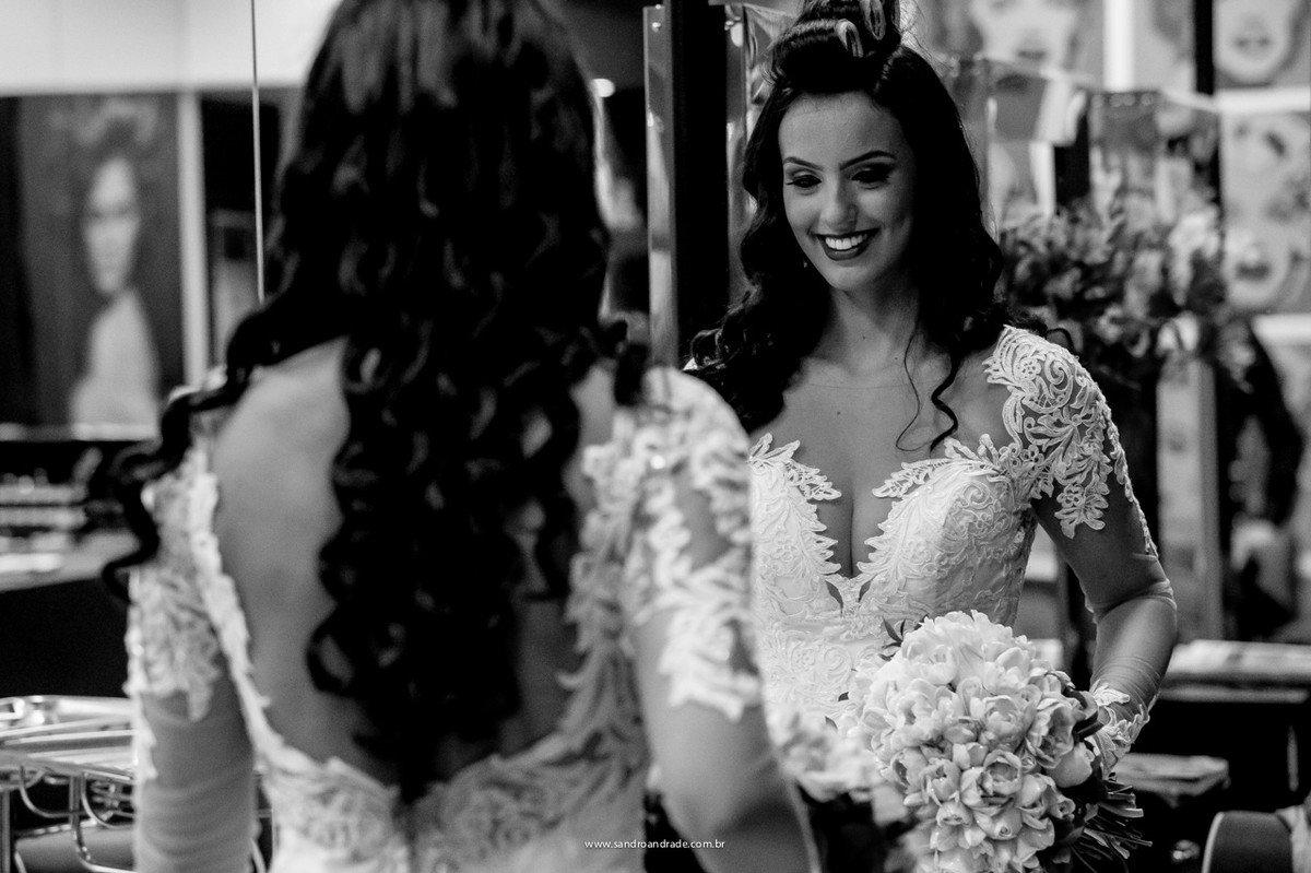 Vestida de noiva e admirando seu buquett de tulipas