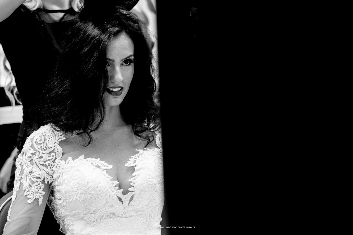 Preparando o penteado desta linda noiva para seu grande momento do sim