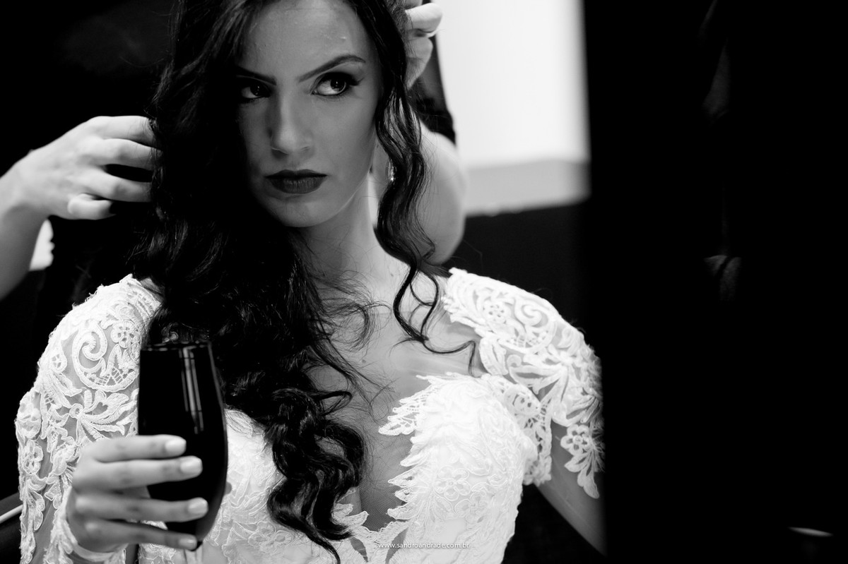 Noiva linda, maquiagem e brinde