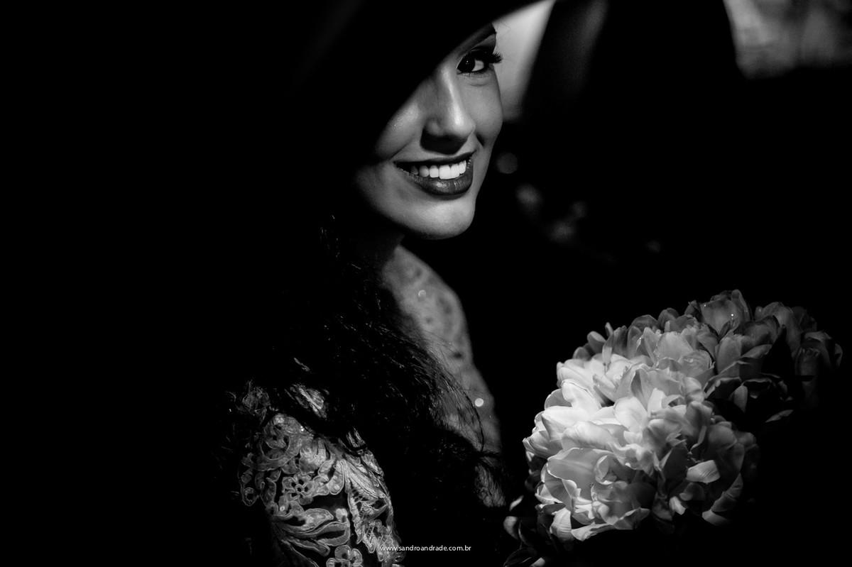 Sorriso da noiva e seu lindo buquet