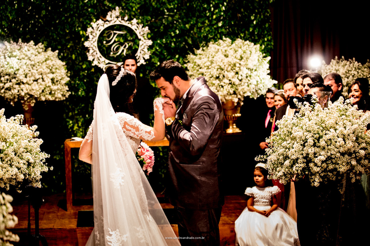 Entrega da noiva, gesto carinhoso do noivo ao recebe-la