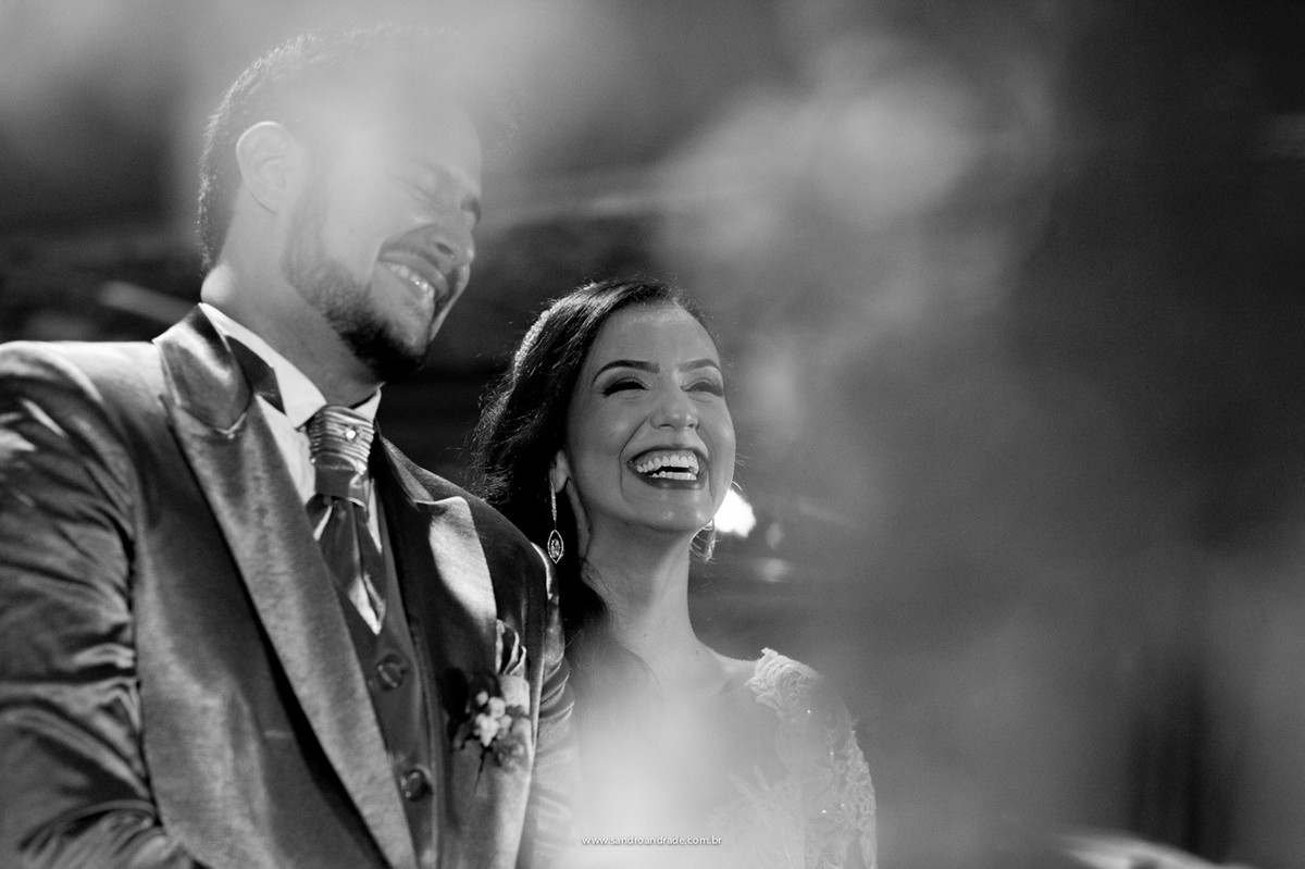 Os noivos descontraídos em sua cerimonia de casamento, realizado na hípica campo das palmeiras em pouso alegre-mg