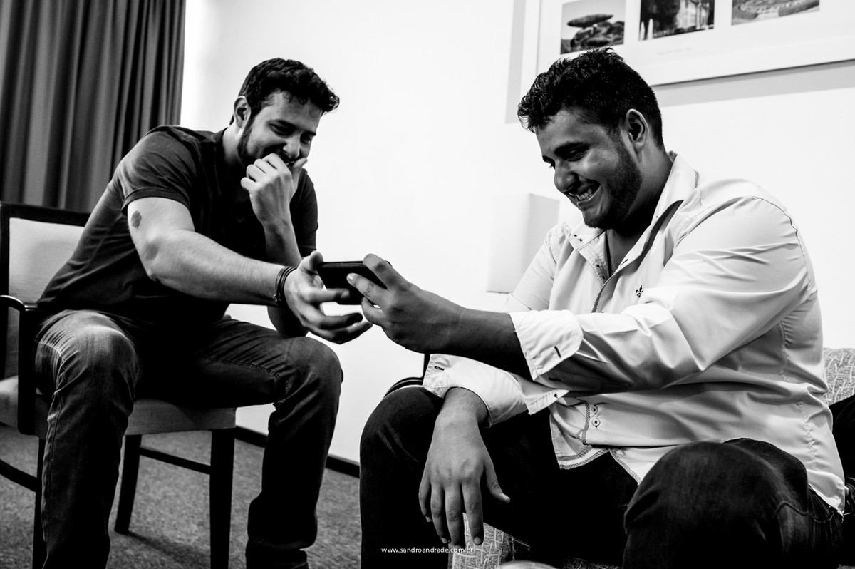 Making of do noivo, ele e seu irmão em um momento descontraído