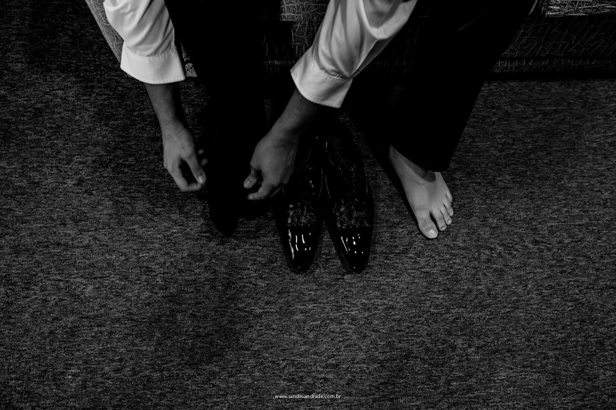 O noivo colocando seu sapato