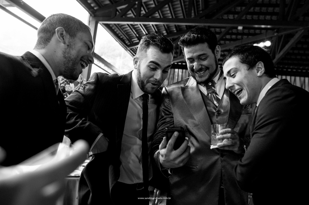 Momento do noivo com seus amigos antes de começar a cerimonia do casamento