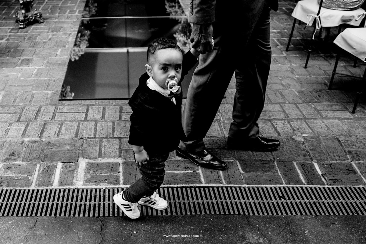 Garotinho estiloso chegando ao casamento de Reyves e Tassia
