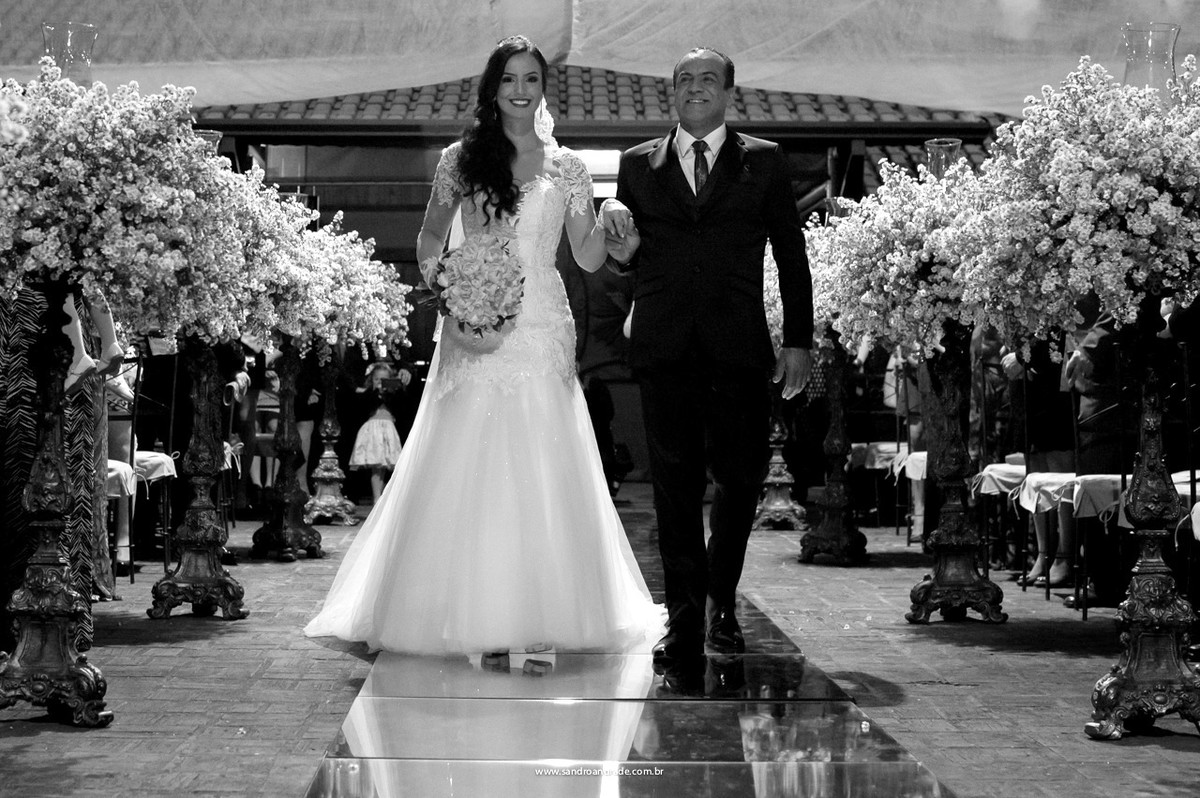 Entrada da noiva ao lado de seu pai