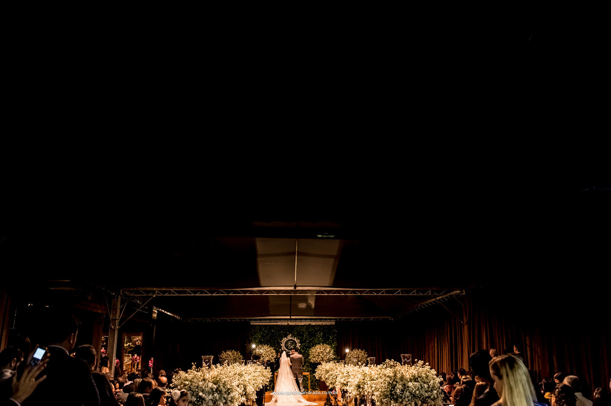 Linda decoração do altar e caminho do casamento de Reyves e Tassia
