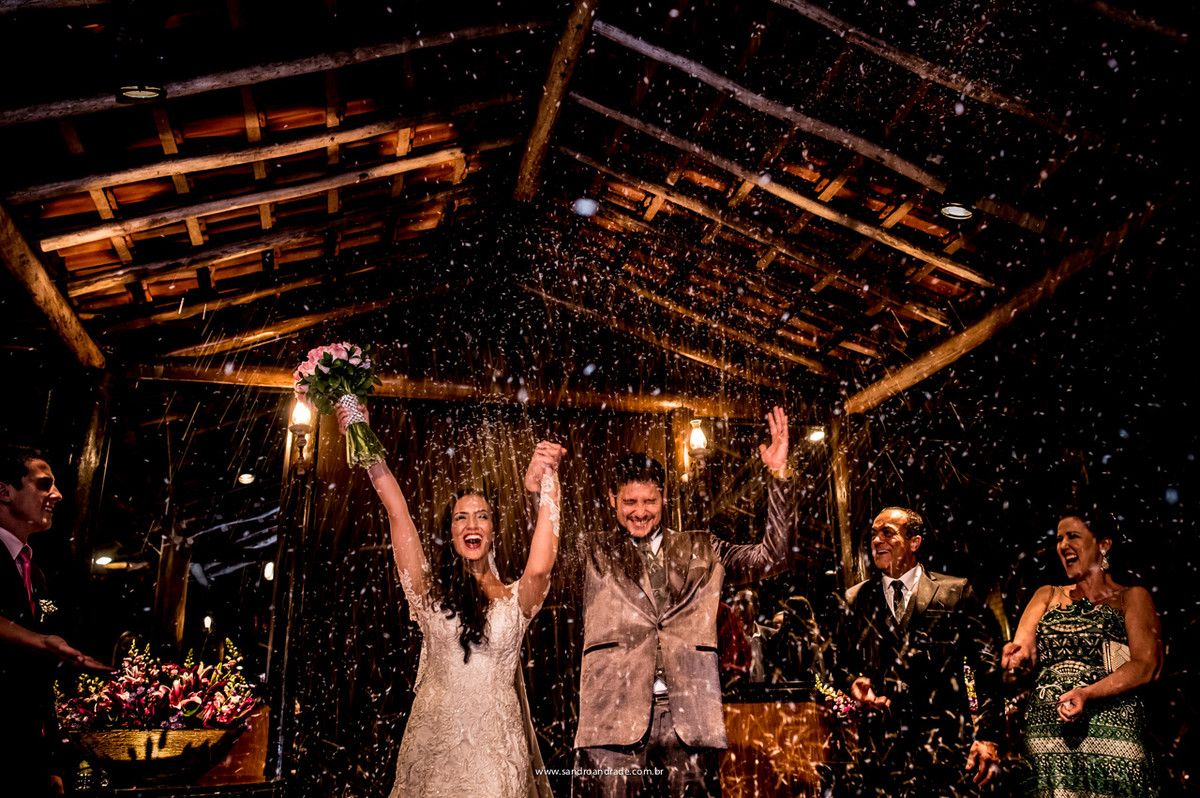 viva a felicidade dos noivos Thassia e Reyves. A chuva de arroz, segundo a tradição chinesa, usada há mais de dois mil anos antes de Cristo, os grãos trazem fartura e fertilidade para a nova família