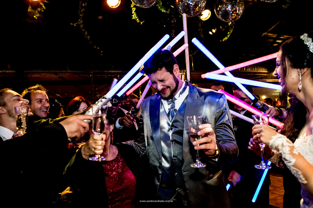 Bagunça do noivo com as espadas de jedi, sabres de luz para quem é fã de star wars