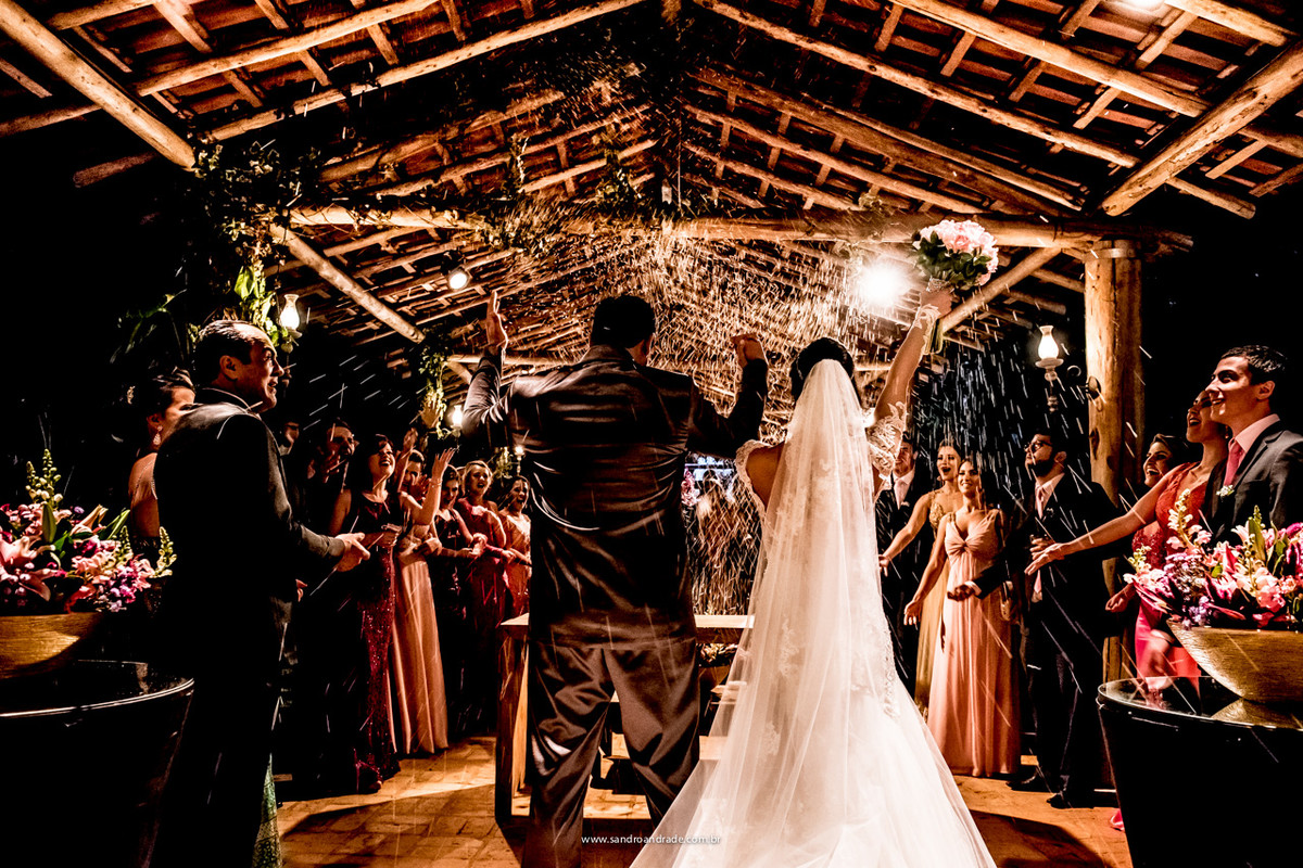 Saída dos noivos com chuva de arroz