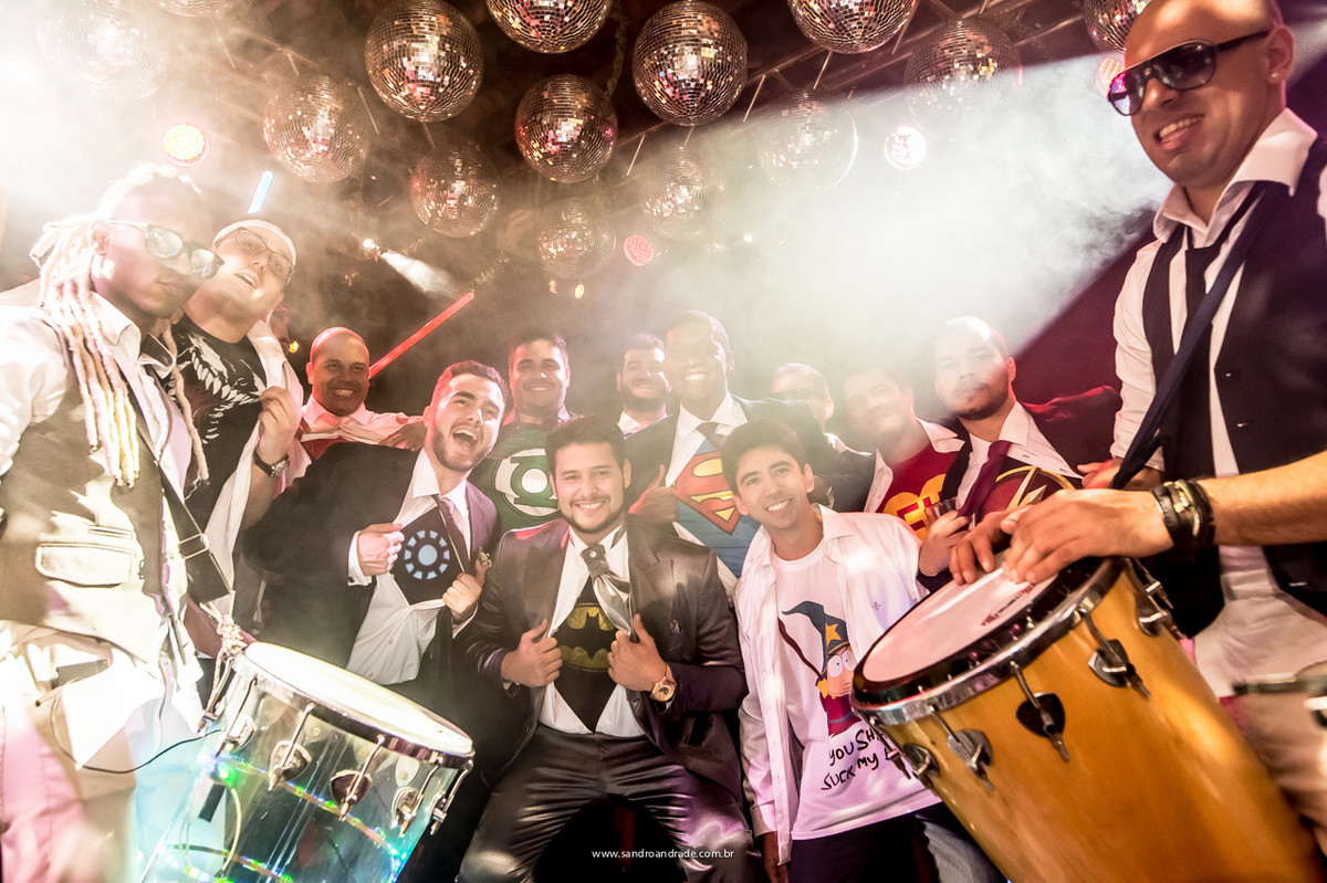 Descontração e comemoração na fest de Reyves e Thassia, noivo e super heróis