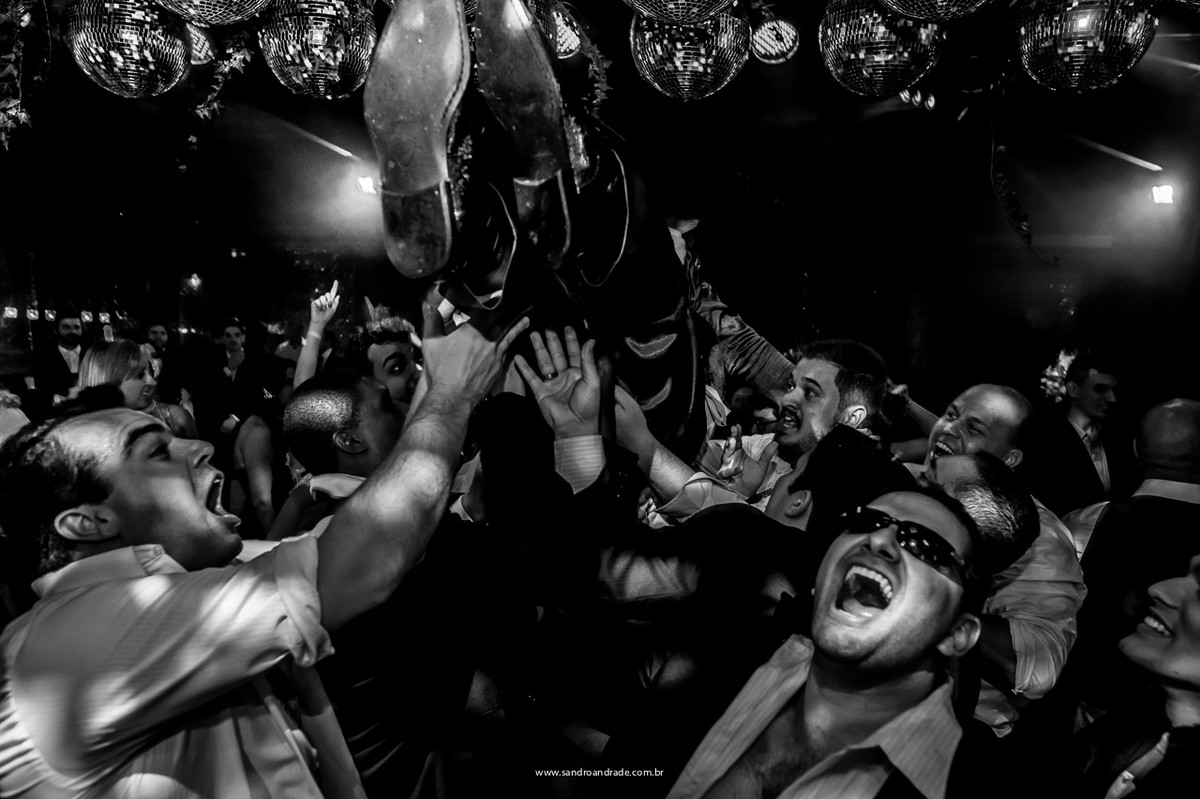 fotografia criativa, jogando o noivo para o ar