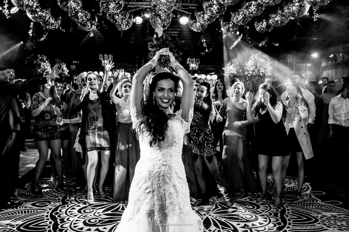 E a noiva quer o que? Ela quer jogar o buquett