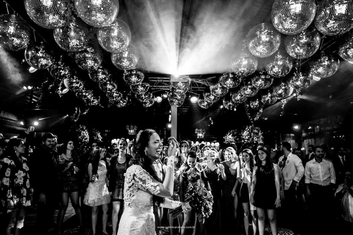 A noiva jogando o buquet