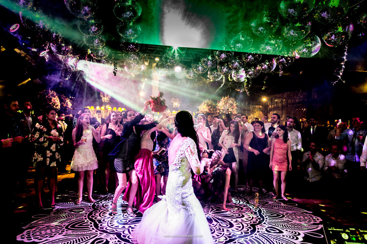 A briga pelo buquet da noiva