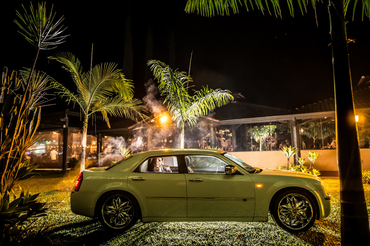 Eles chegaram a festa em um lindo Chrysler branco
