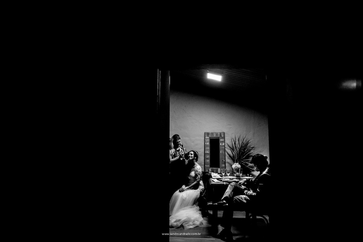 Retoque no cabelo da noiva, antes de começar a festa