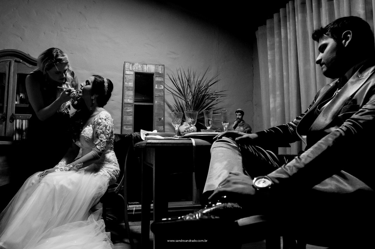 A noiva retocando a maquiagem