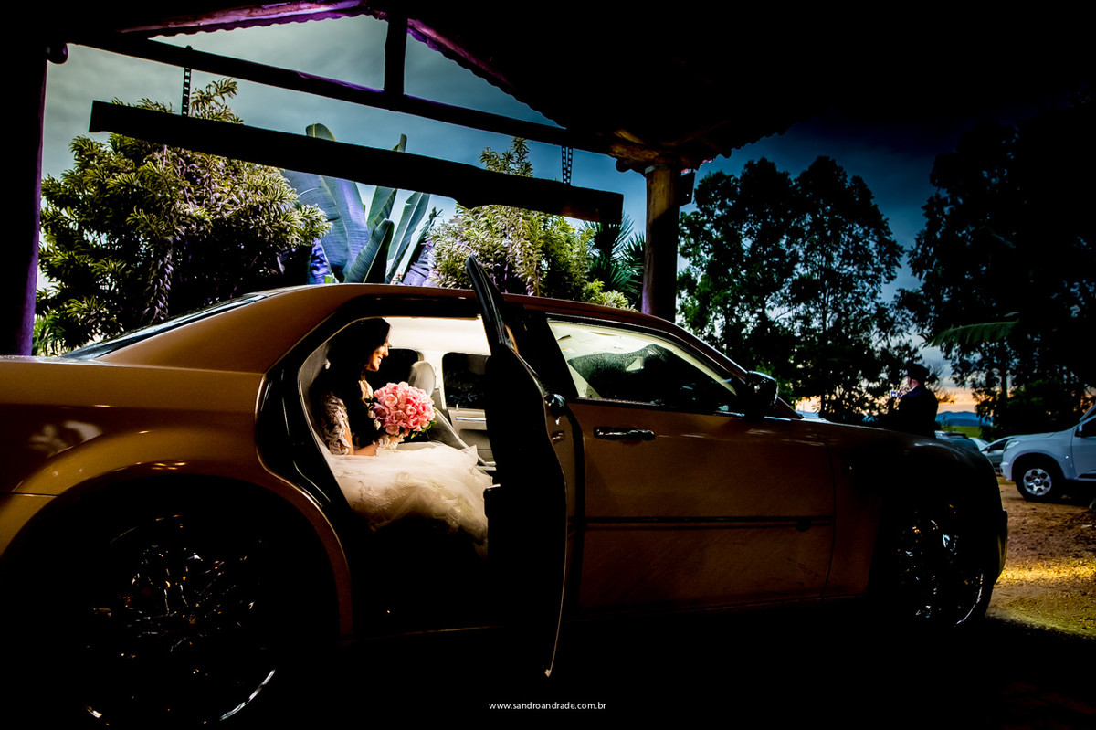 Ela chegou linda e maravilhosa em um carro modelo 300C da chrysler, branco