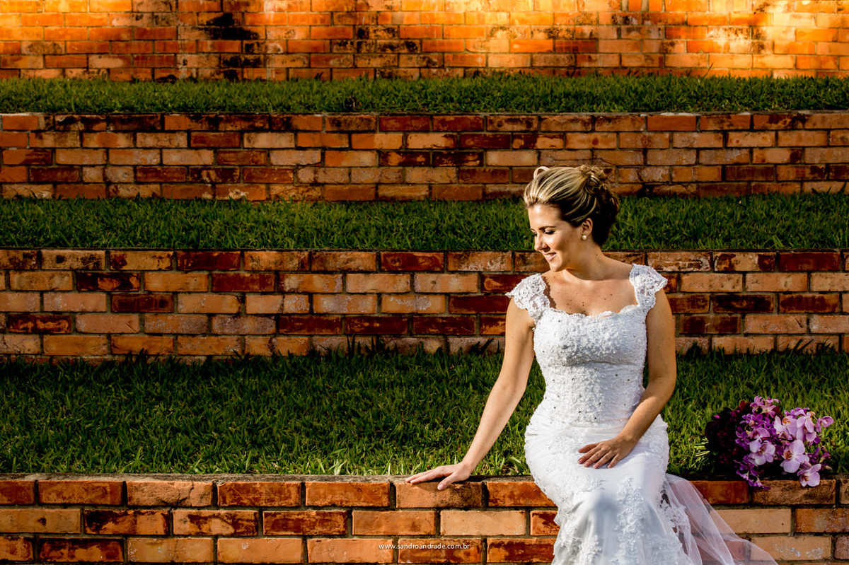 Vestido de noiva, sorriso de noiva, cabelo, maquiagem e um lindo buquet de noiva