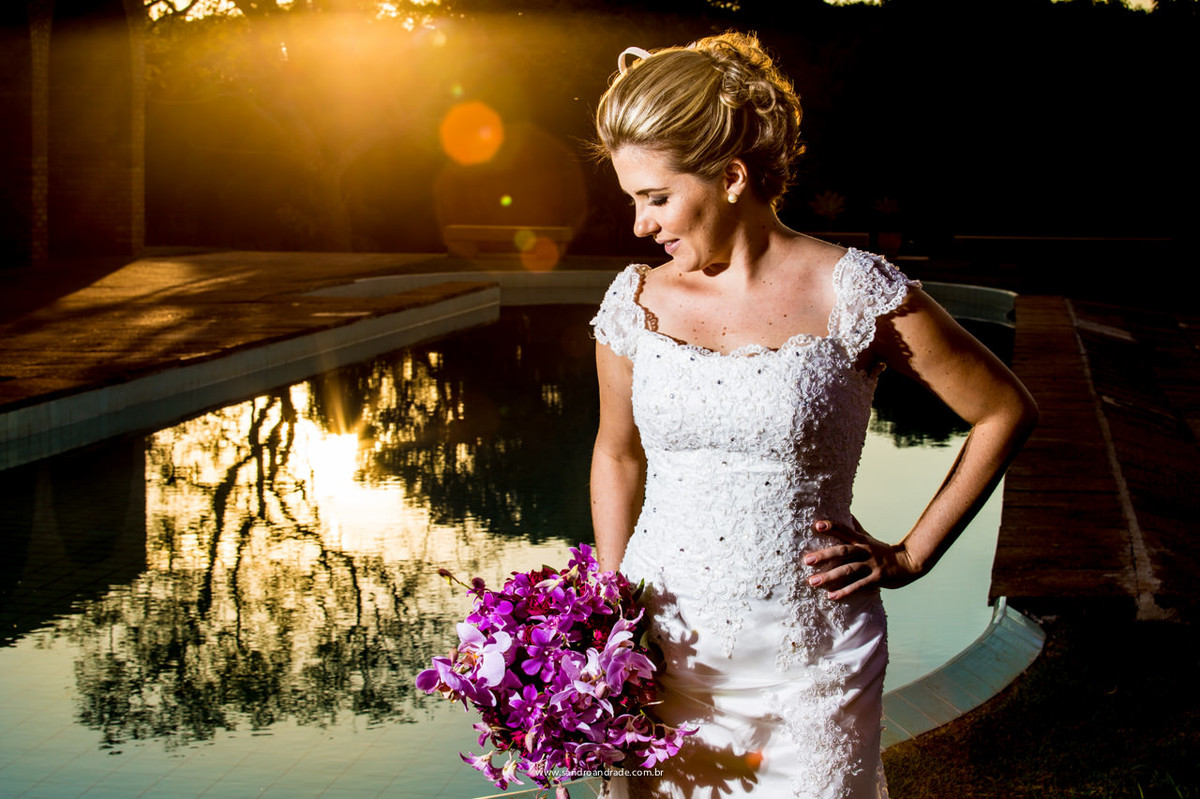 Noiva linda, reluzindo felicidade, fotografia com amor, buquet de orquídeas