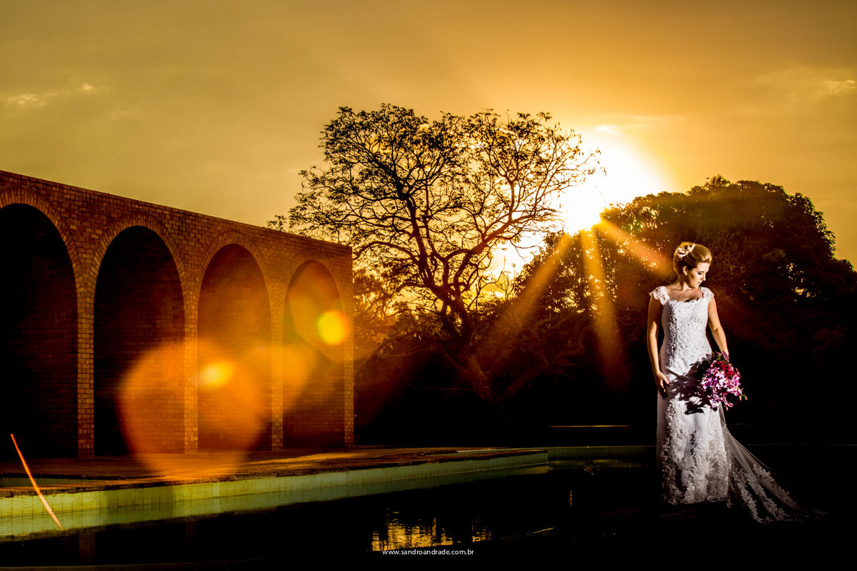 Reflexo da noiva, com um lindo por do sol, detalhe vestido de noiva