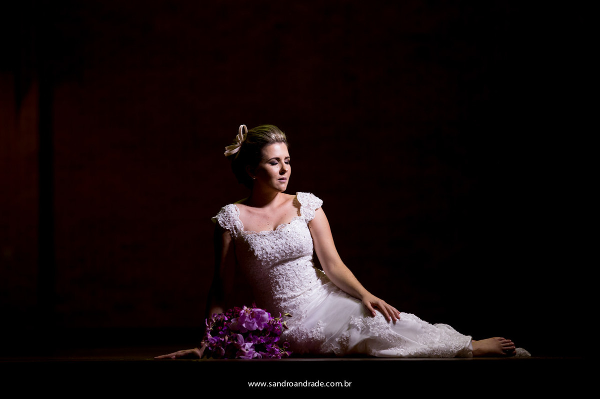 Romantica, de olhos fechados ela pensa em seu amado