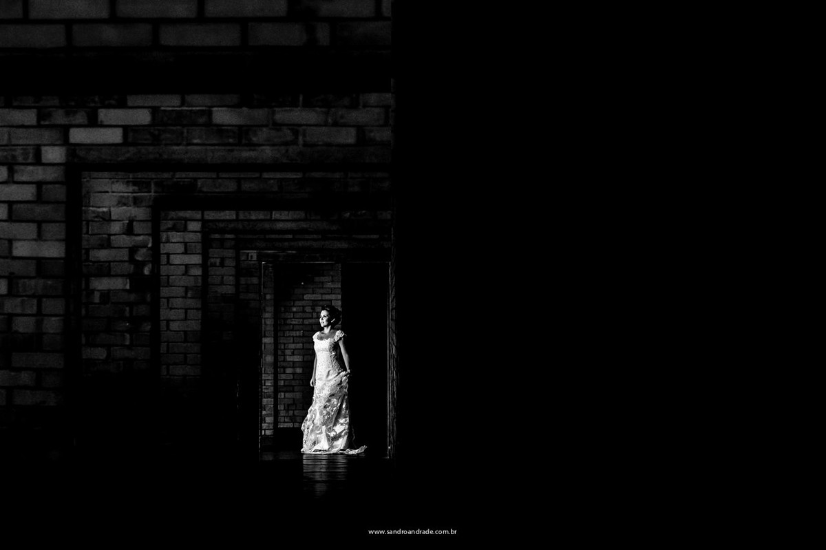 Fotografia preto e branco da noiva, detalhes vestido de noiva