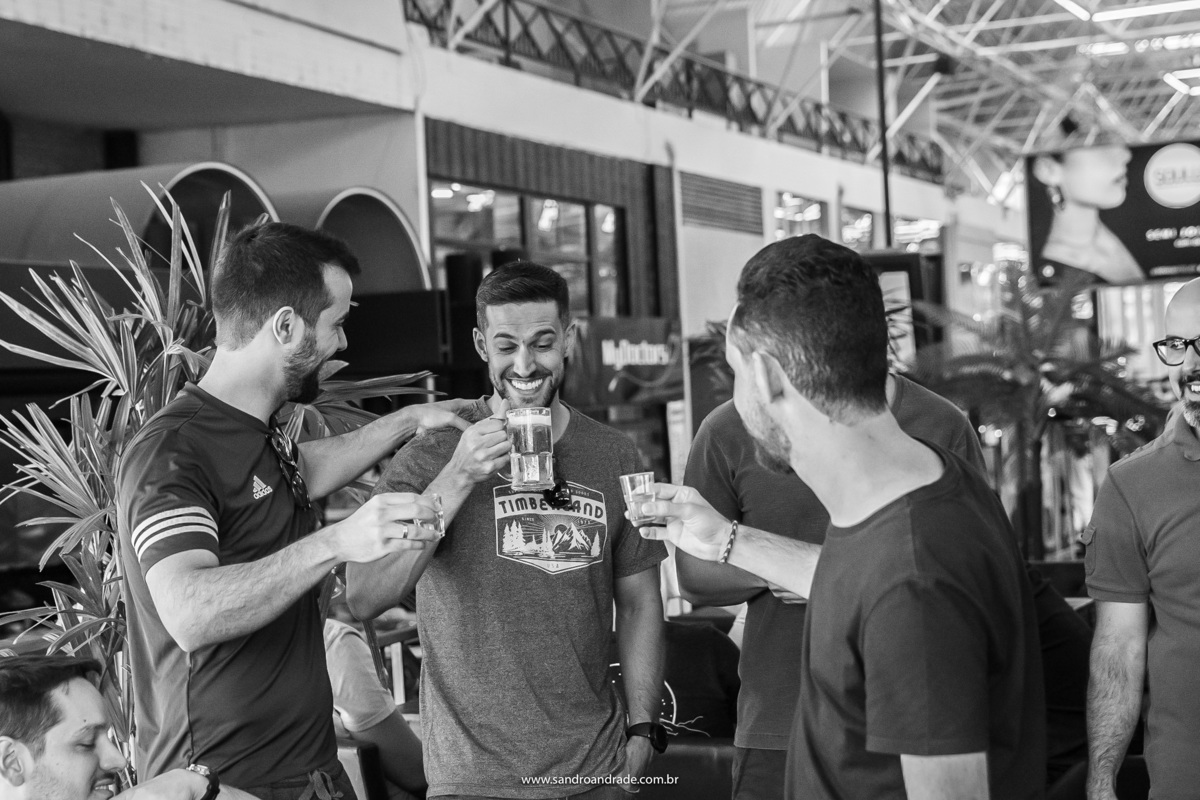 Enquanto isso o noivo e ri e se diverti com os amigos no seu making of.