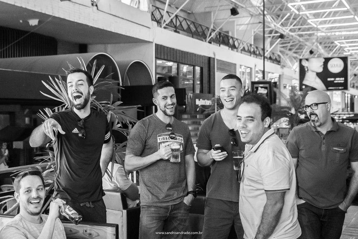 Michel em meio aos padrinhos, muita risada e brincadeiras na barbearia.