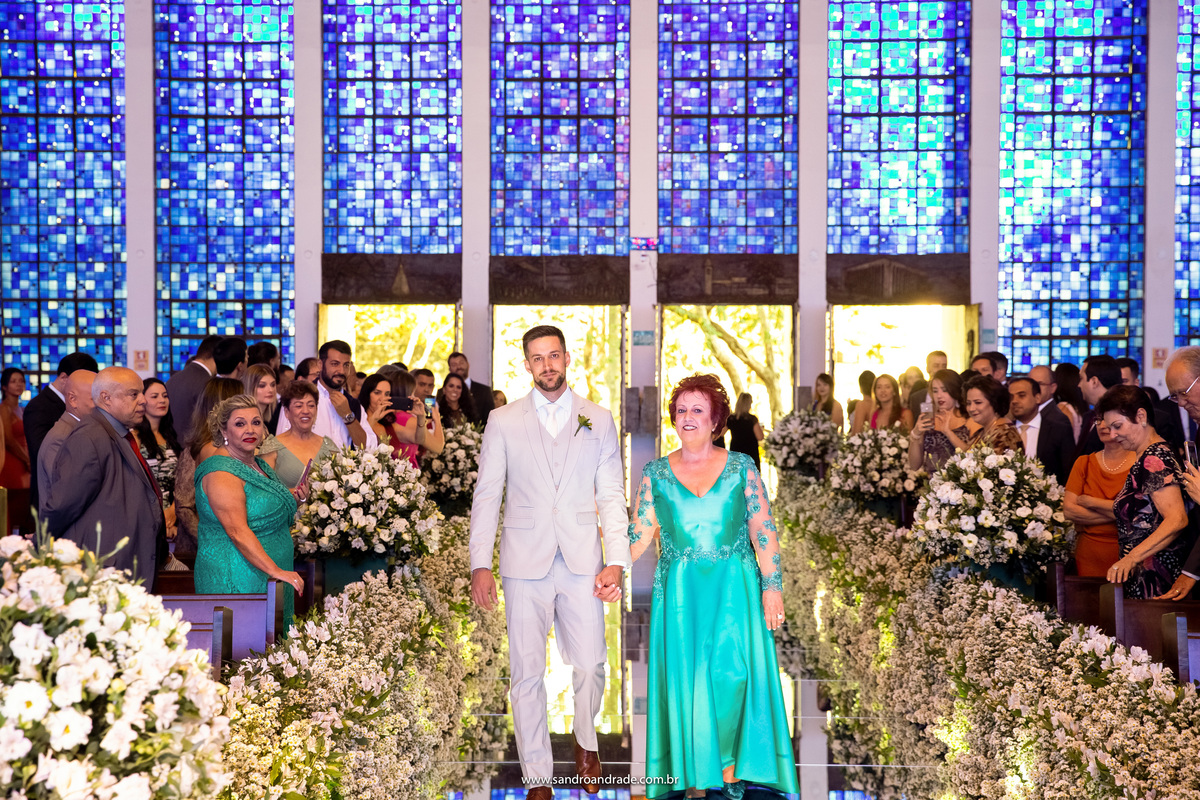 Michel entrando com sua mãe, emocionados e muito elegantes.