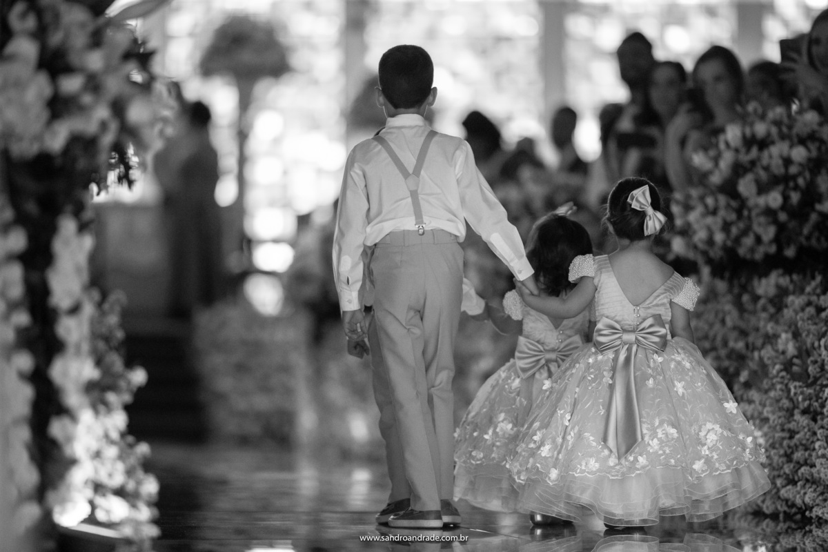 As crianças, o momento mais fofo de todo o casamento é a entrada das crianças e nosso fotógrafo de casamento de BSB Sandro Andrade, arrasou, uma linda fotografia preto e branca deles entrando de costas. 