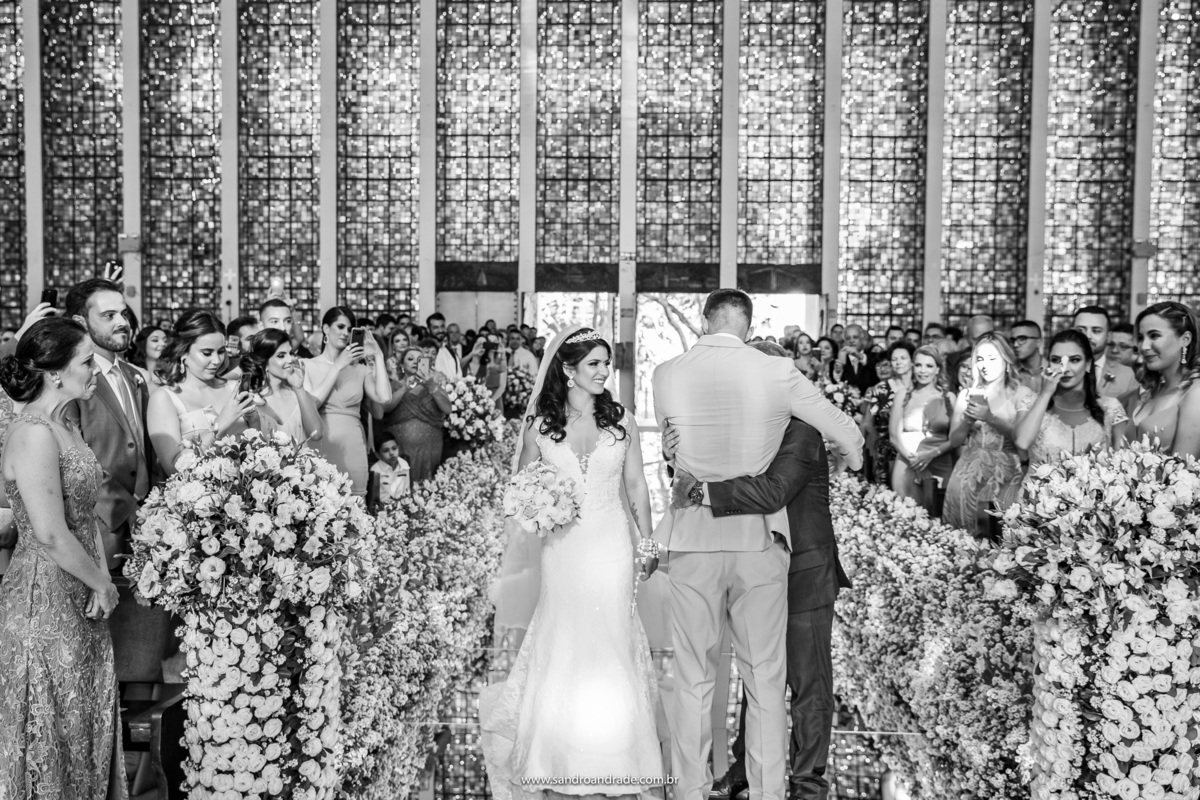 Com um abraço apertado o noivo comprimento seu sogro.