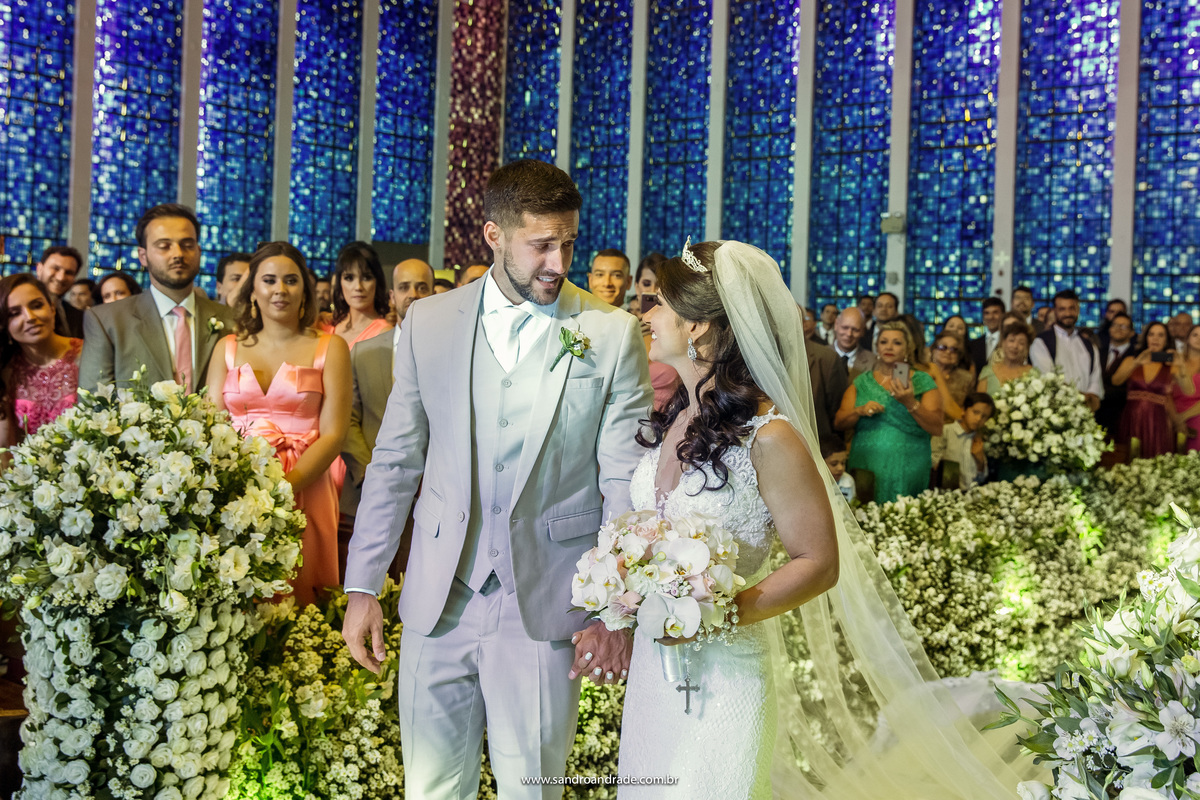 Emocionados eles se olham antes de seguir para o altar.