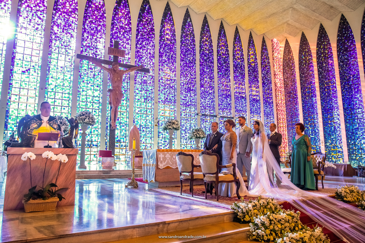 Pense numa fotografia perfeita dentro desta igreja? É esta...os pais o casal muito bem postados de frente para o padre que está lendo a palavra. Essa igreja é maravilhosa, faltam palavras para descrever.