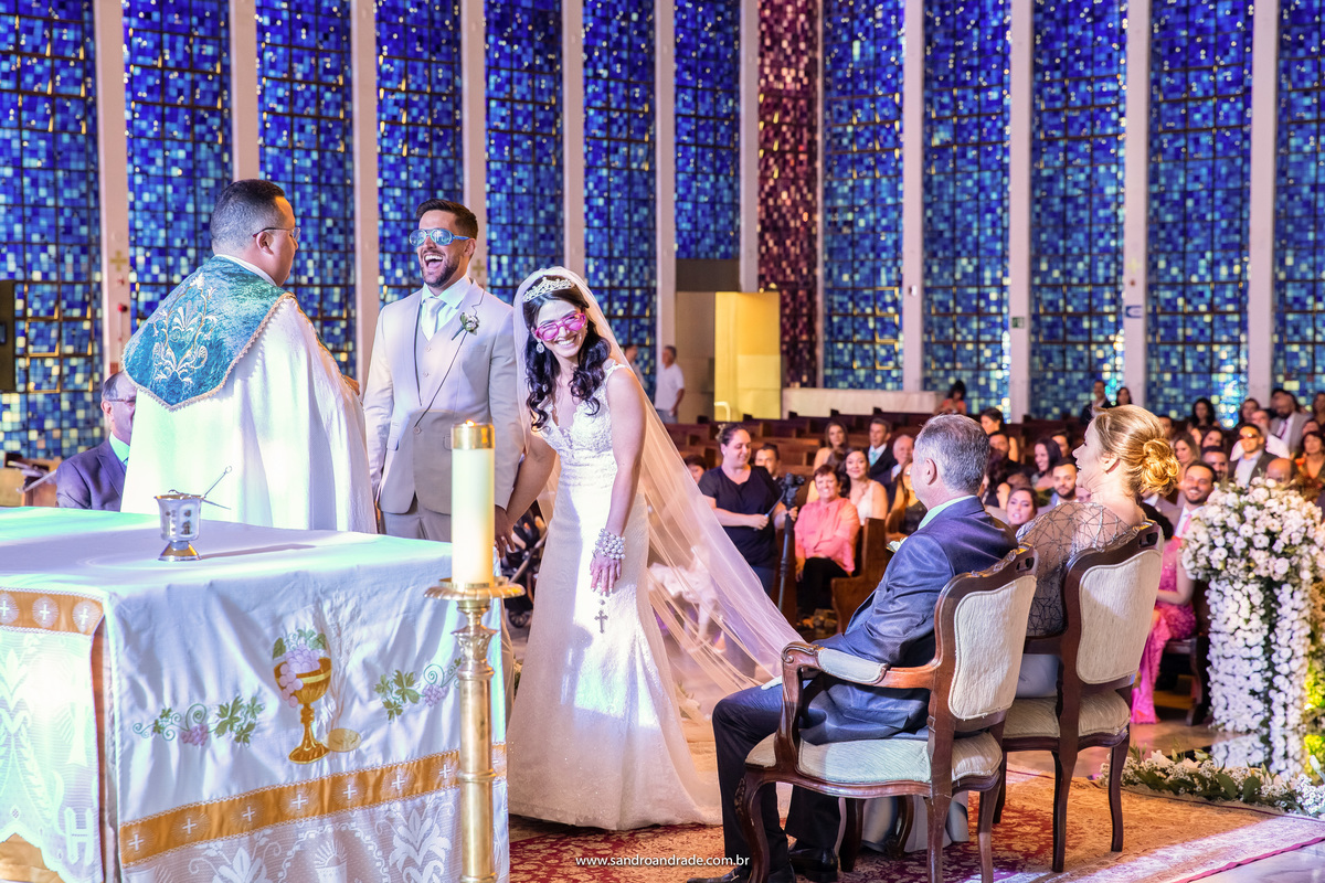 Após o momento sério da cerimonia o padre faz uma brincadeira com os noivos e os faz colocar óculos coloridos, os noivos se acabam de sorri e todos os convidados, de uma maneira muito simples o padre diz aos noivos que nem sempre a vida é perfeita.