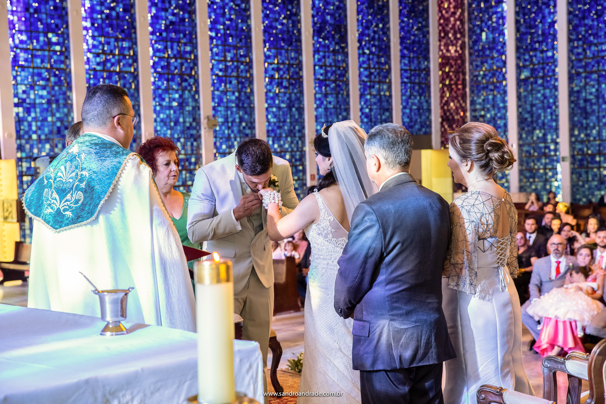 Michel todo apaixonado beijando a mão de sua amada noiva após colocar a aliança em seu dedo.