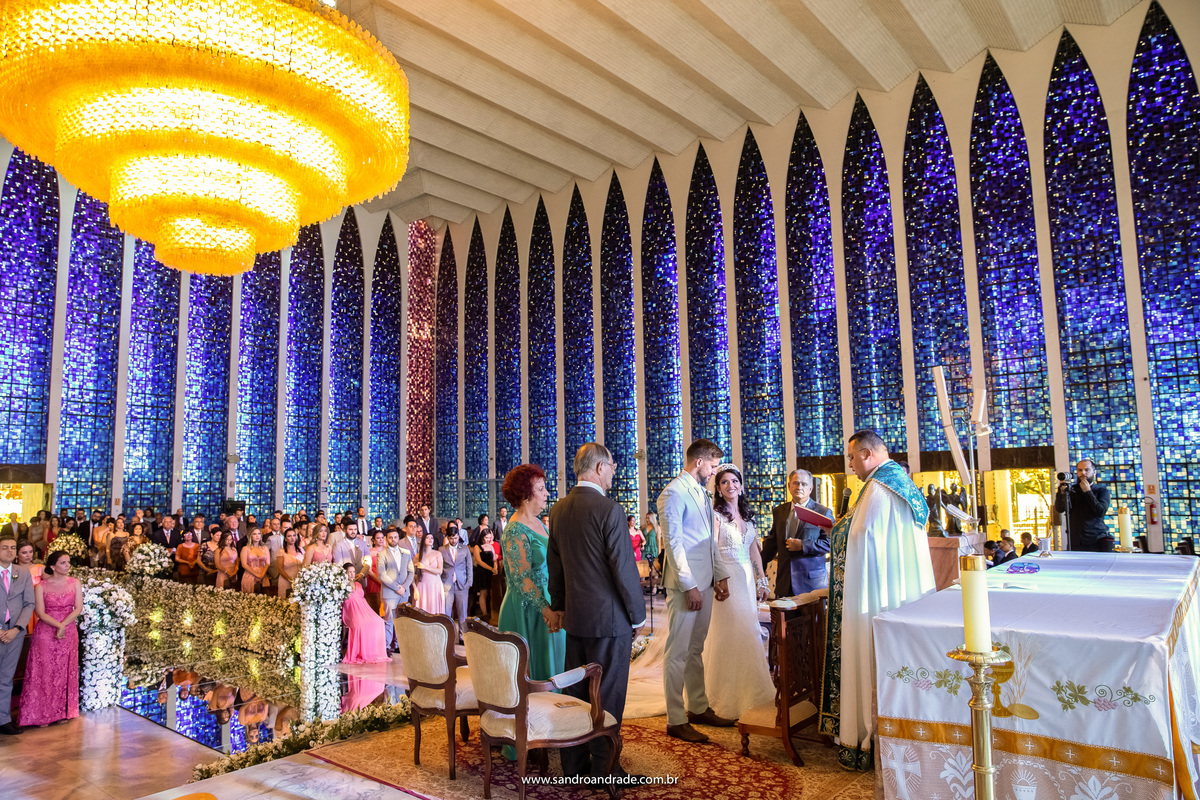 Após a troca das alianças eles se olham apaixonados.