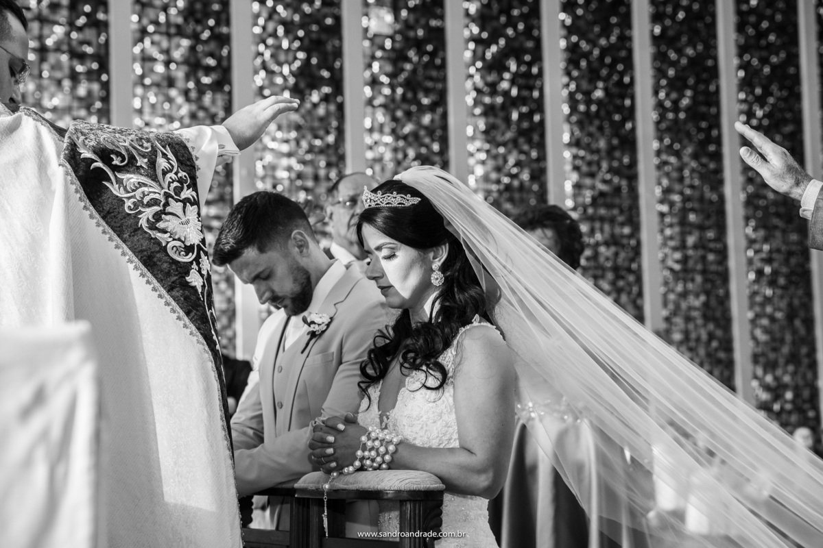 Fotografia dos noivos recebendo a benção, por Sandro Andrade fotografo profissional em Brasilia - bsb - df.