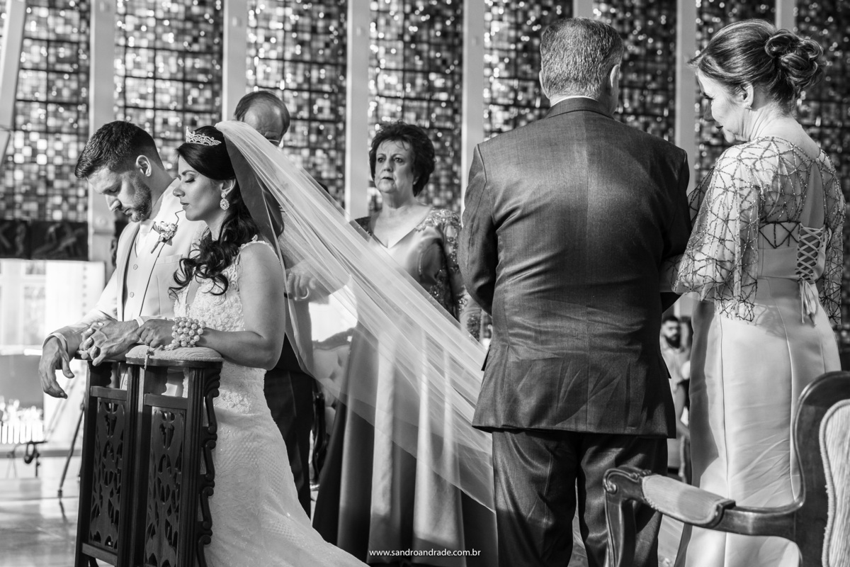 Ajoelhados eles oram, fotografia preto e branco.