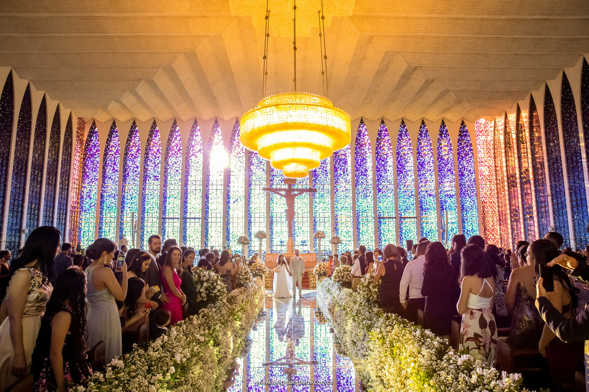 Acabou a cerimonia, saída dos noivos é sempre um momento de muita felicidade...agora sim...casados!