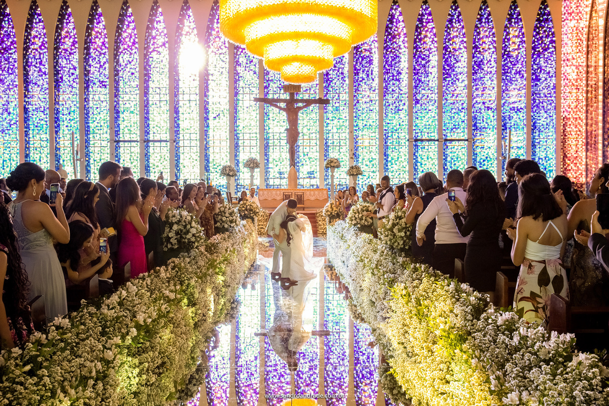 Dentro da igreja o noivo joga sua amada e a beija, momento que as pessoas vão ao delírio sempre, em todo casamento é assim.