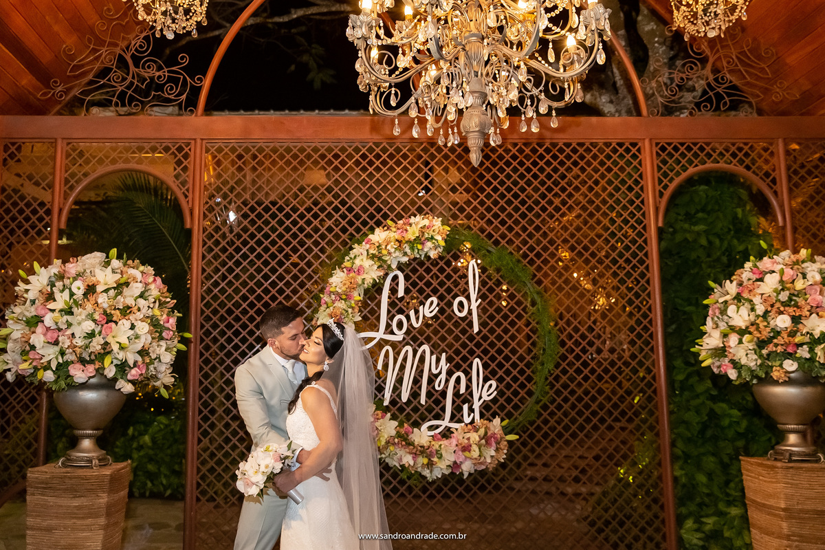 Já na festa, eles posam para uma foto enquanto o chorinho ta rolando.