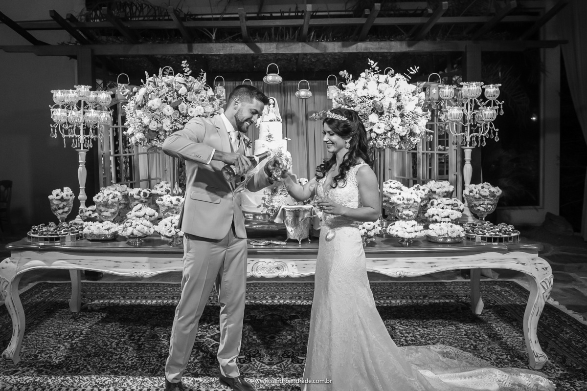 Brinde do casal, o noivo servindo o espumante para o primeiro brinde de suas vidas como marido e mulher.