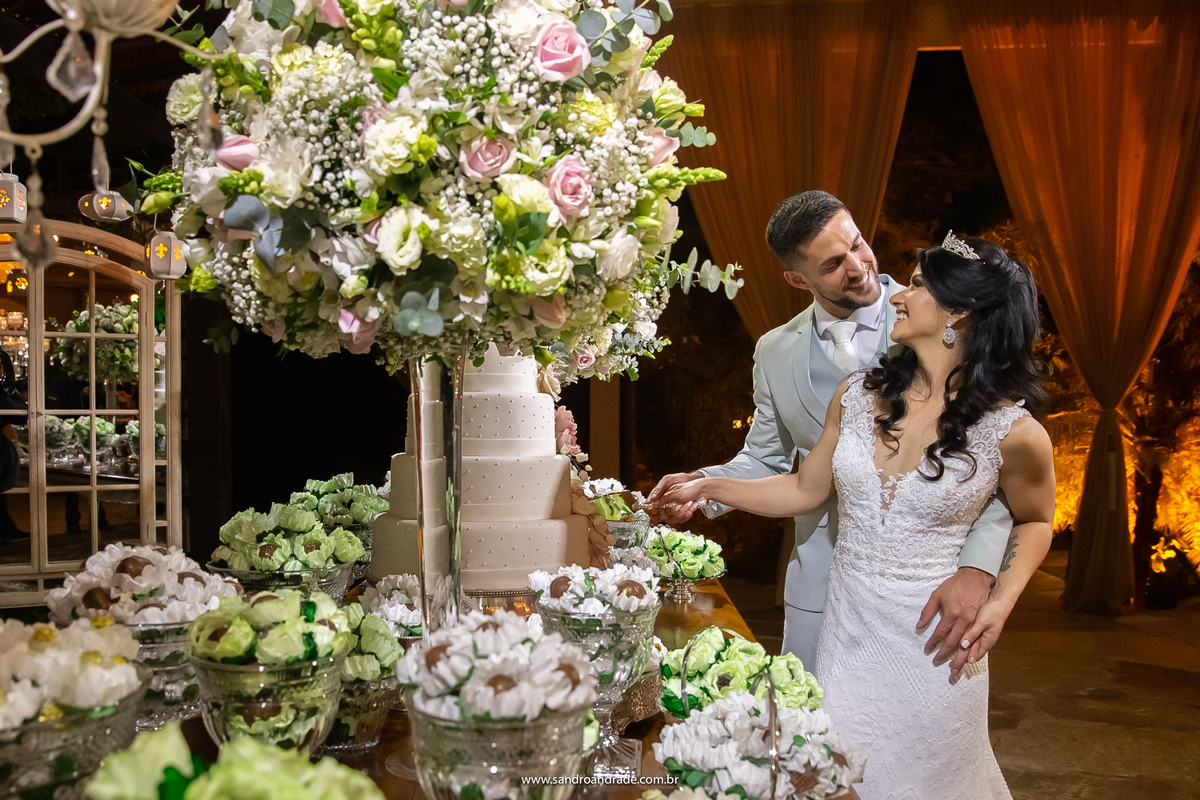 Um momento comum, mas que tem que ter em todos os casamentos, de uma maneira muito apaixonada eles cortam o bolo.