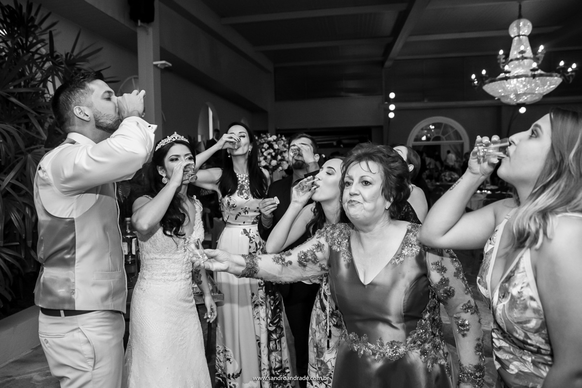 Os noivos junto de seus familiares e a mãe do noivo, tomam naquela golada, a famosa cachaça. (Risos)