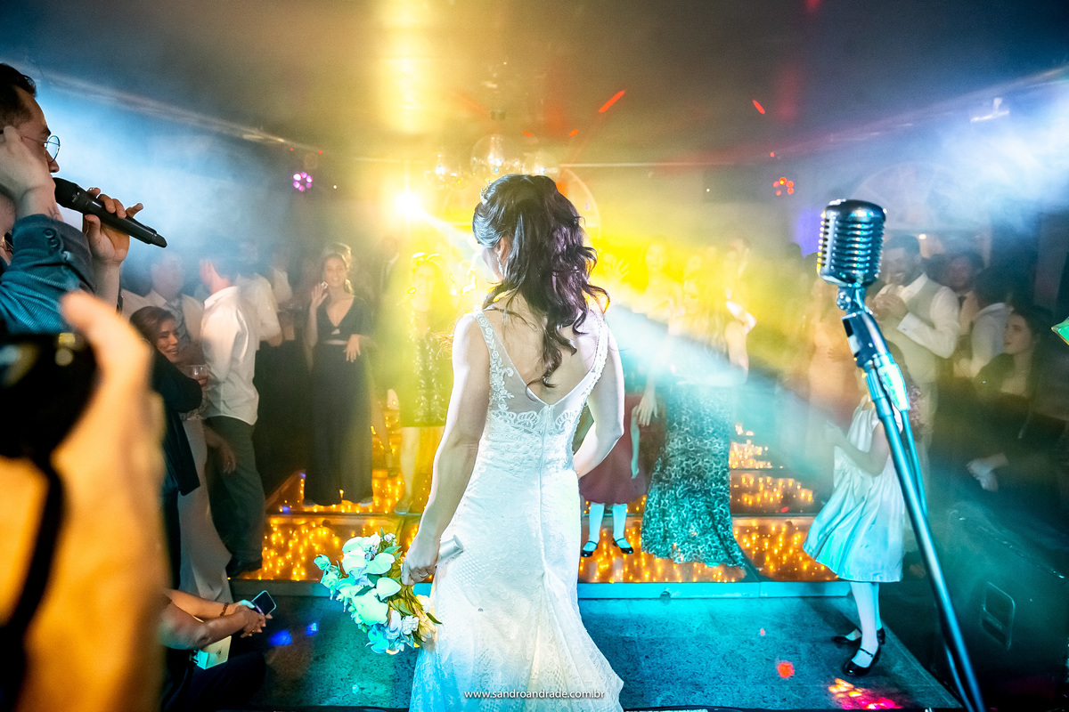 Enganando as solteiras e finge que joga e olha para suas amigas.